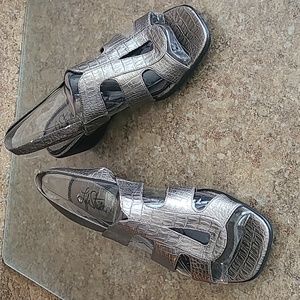 LIFE STRIDE  BROWNISH GOLD SANDALS.  PERFECT CONDITION.